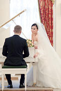 Жених и невеста у рояля