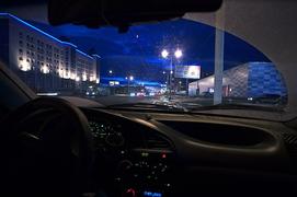 Вид на ночной город из машины