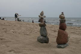 Пирамидки из камней на Балтиском море