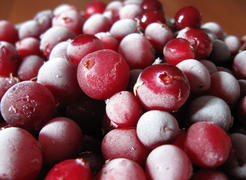 Замороженные ягоды клюквы в инее крупным планом