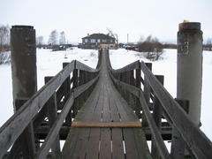 Висячий мост через реку зимой